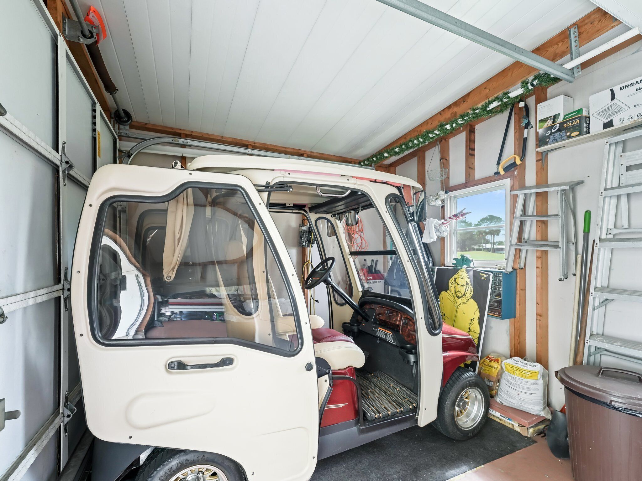 Un véhicule compact doté d’une porte coulissante, d’un volant et d’un tableau de bord.