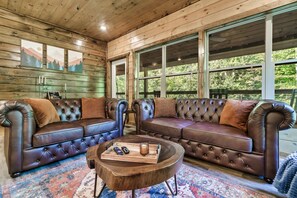 Interior - Best Family Cabin - Indoor Pool, Cinema, Arcade, Putt Putt, Spa, Fire Pit, Creek (Sevierville)