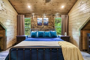 4 bedrooms, desk, iron/ironing board, travel crib - Best Family Cabin - Indoor Pool, Cinema, Arcade, Putt Putt, Spa, Fire Pit, Creek (Sevierville)