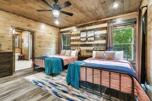 4 chambres, bureau, fer et planche à repasser, lit de bébé portatif