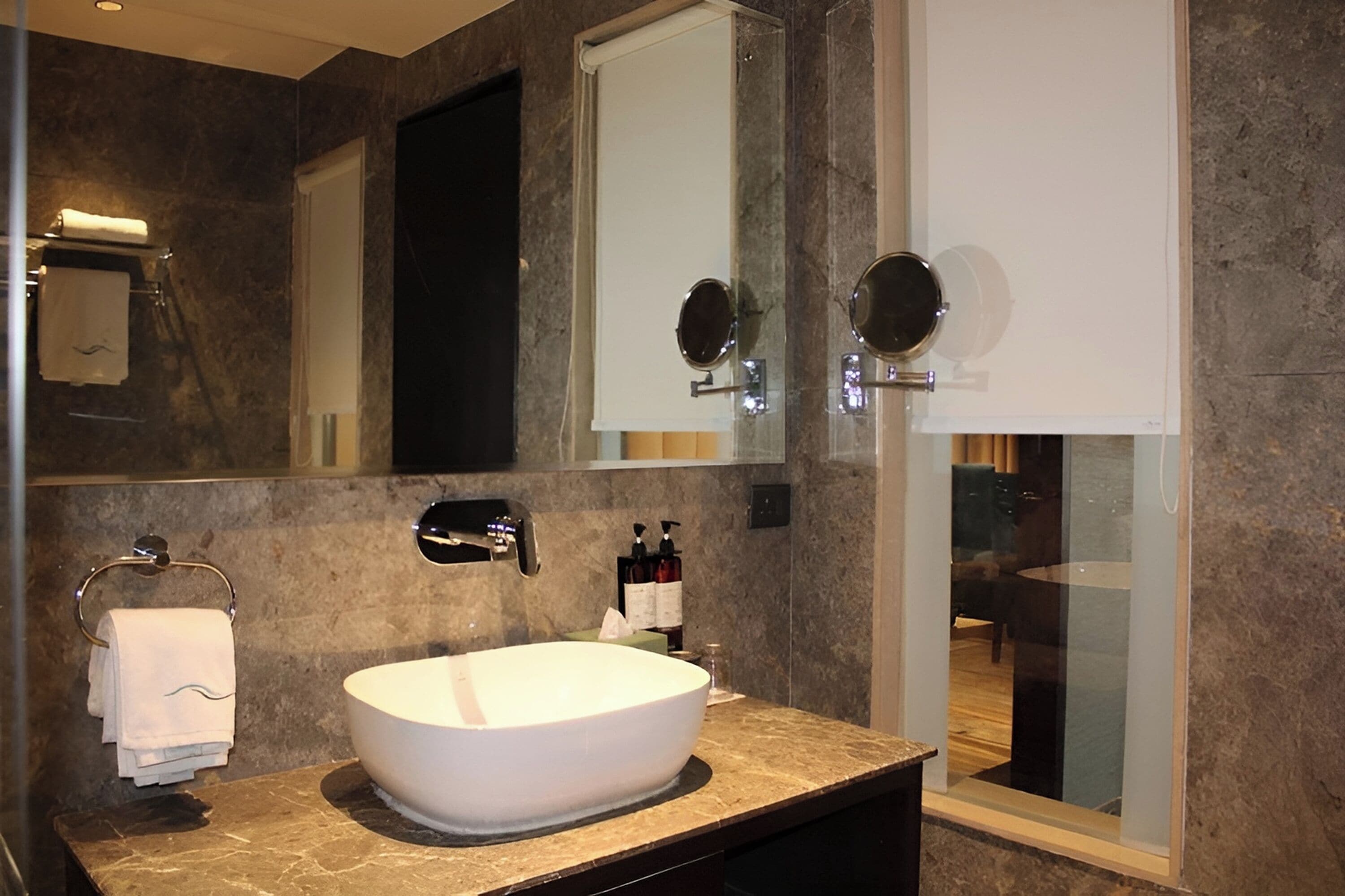 suite (blusalz) | bathroom | shower, hair dryer, slippers, towels
