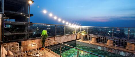 Ulkouima-allas, aurinkovarjoja, aurinkotuoleja