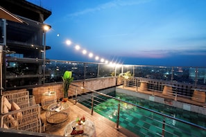 Outdoor pool, pool umbrellas, pool loungers - BluSalzz Residence Amritsar (Amritsar)