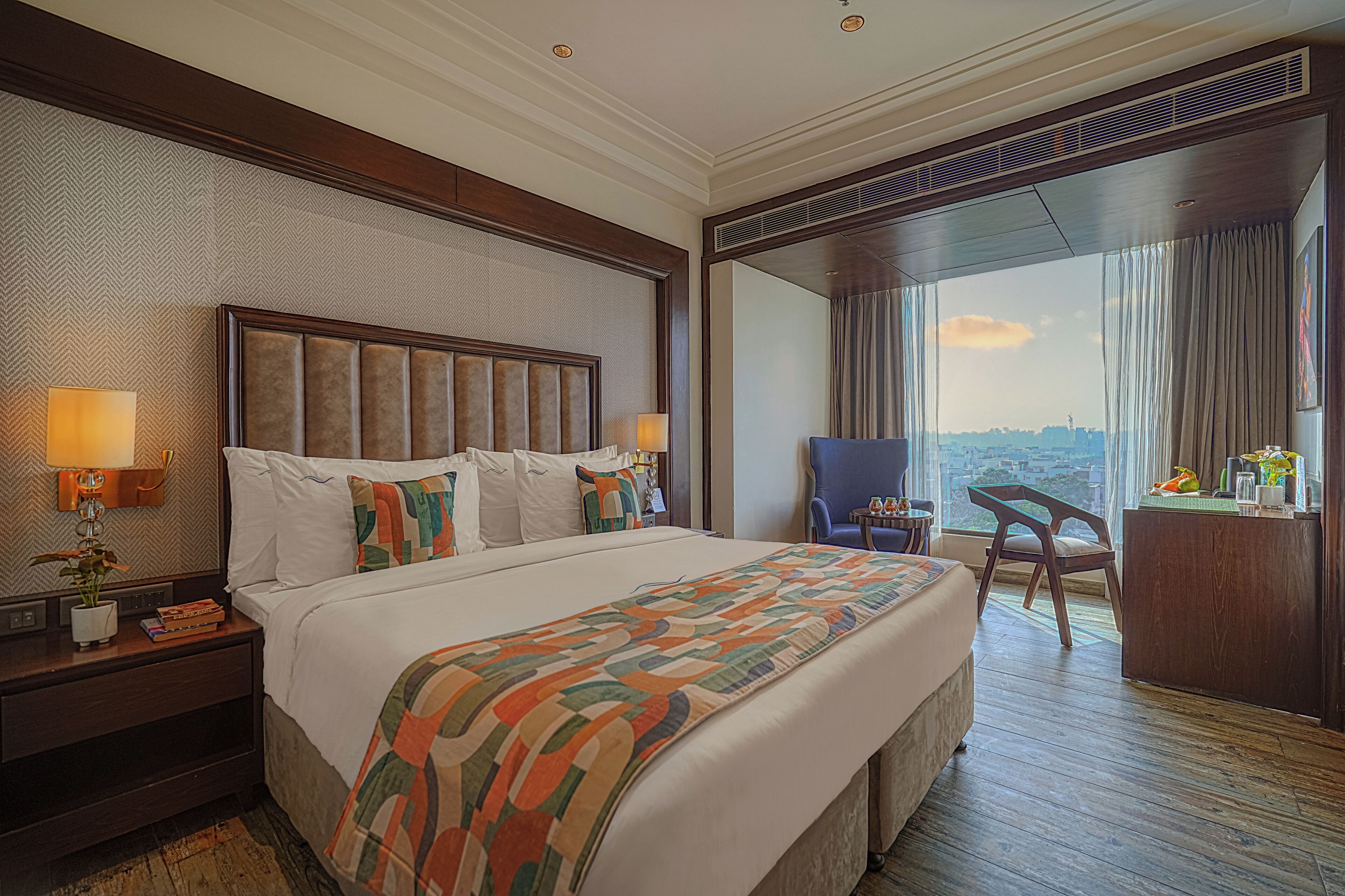 Ropa de cama de alta calidad y caja de seguridad en la habitación 