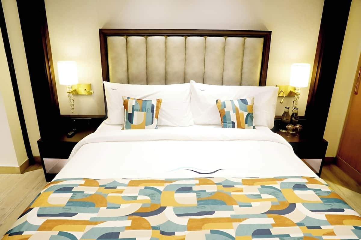 Deluxe Room | 1 bedroom, premium bedding, in-room safe, desk
