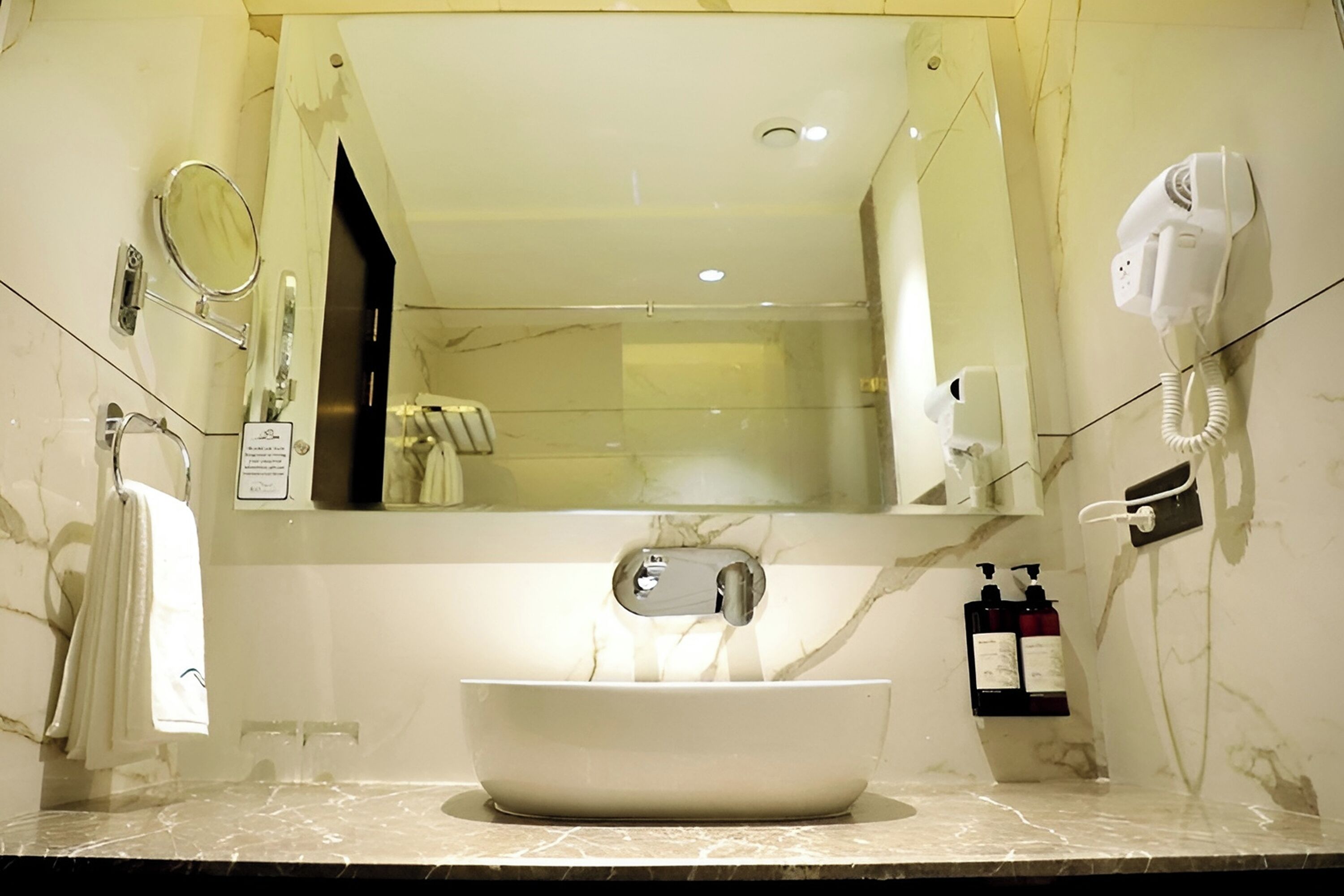 executive room | bathroom | shower, hair dryer, slippers, towels