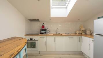 Een koelkast, een microgolfoven, een oven, een kookplaat