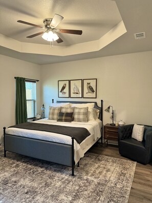 3 habitaciones, tabla de planchar con plancha, wifi y ropa de cama 