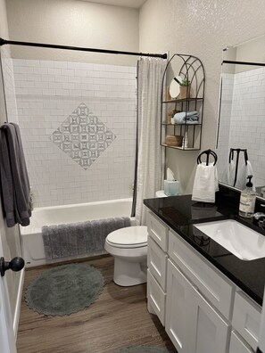 Secadora de cabello, toallas, jabón, shampoo 