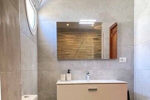 Shower, towels