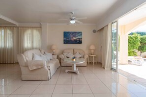 Smart-TV, Tischfußball, Tischtennisplatte