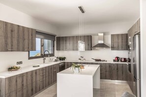 Kylskåp, mikrovågsugn, ugn och diskmaskin