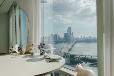 dynamic Seoul, the city view and the Han River view / the center of traffic