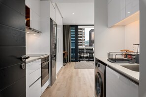 Frigorífico, microondas, horno y placa de cocina