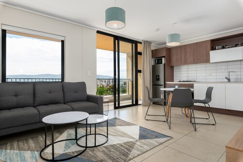 Modern 1-Bedroom With Lovely Views, Netflix