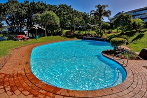 Outdoor pool - Spacious Family Holiday Home, Sea View, Gas BBQ (Cape Town)
