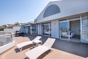 Outdoor dining - Spacious Family Holiday Home, Sea View, Gas BBQ (Cape Town)