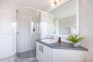 Hair dryer, towels, soap, shampoo - Spacious Family Holiday Home, Sea View, Gas BBQ (Cape Town)