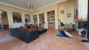 تلفزيون ذكي، مدفأة، وحدة تحكم لألعاب الفيديو، مكتب