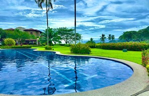 Una piscina al aire libre