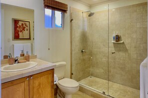 Dusche, umweltfreundliche Kosmetikartikel, Haartrockner, Handtücher