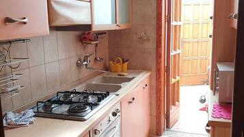 Refrigerador, horno, parrilla de estufa y utensilios de cocina