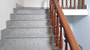 A staircase with granite steps and wooden balusters. - Cozy, warm and in a strategic neighborhood (Nardò)