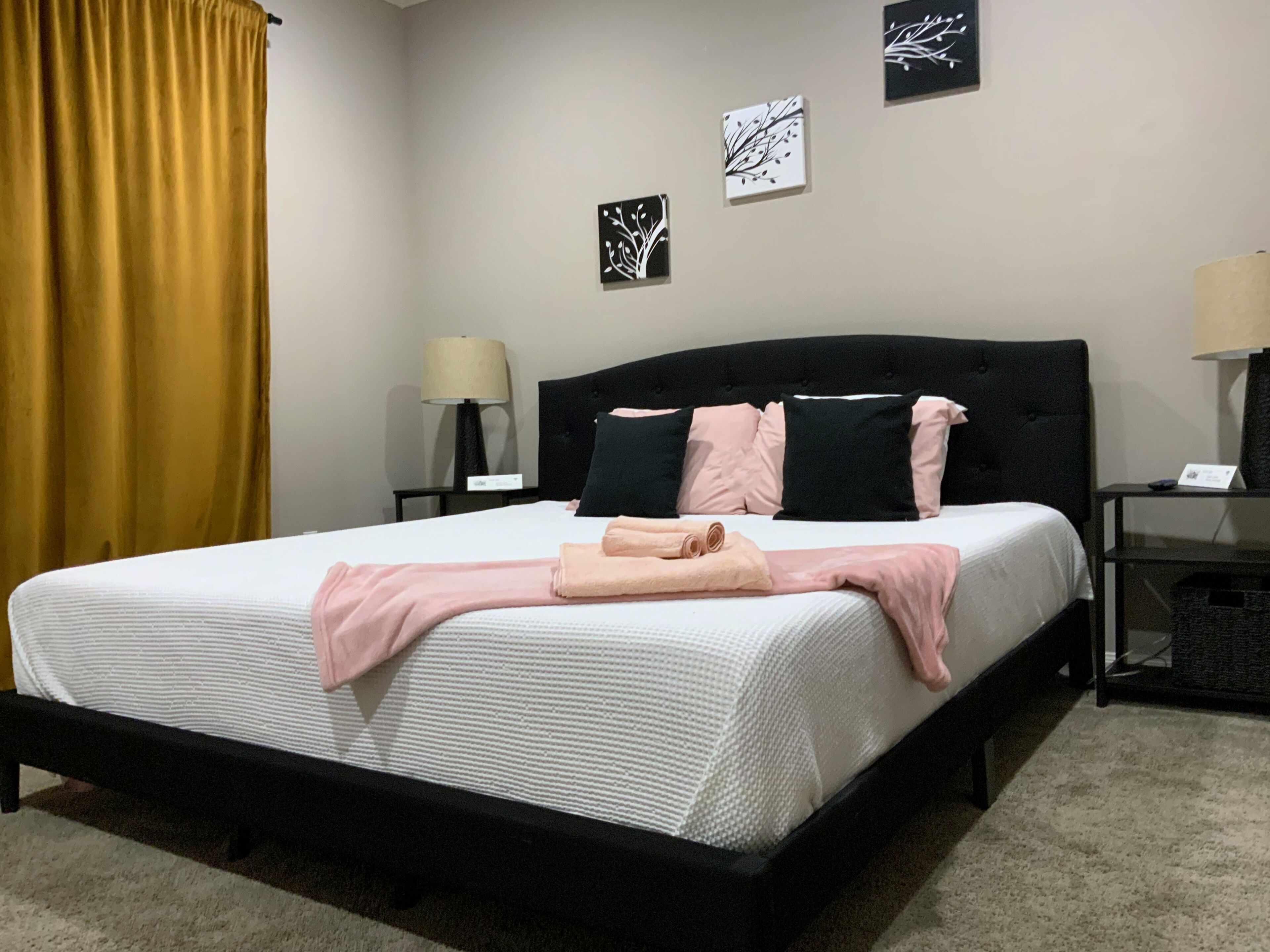 King sized bed & Luxury Soaking tub, Minutes from Downtown