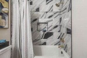 Shower, hair dryer, towels, soap - Luxury @ LaFayette Place, downtown New Albany. Minutes to Louisville.
(New Albany)