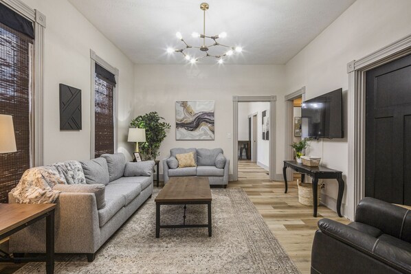 Smart TV - Luxury @  LaFayette Place, downtown New Albany. Minutes to Louisville.
 (New Albany)