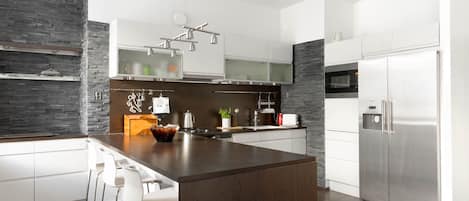 Huoneisto | Yksityinen keittiö | Täysikokoinen jääkaappi, uuni, liesi