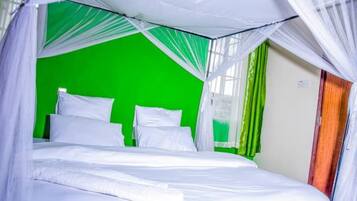 3 bedrooms, iron/ironing board, WiFi, bed sheets