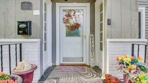 A front door with a welcome sign, a mailbox, a decorative wreath, and a welcome mat. - Convenient Dayton Vacation Rental Near Downtown! (Dayton)