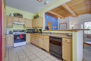 House (3 Bedrooms) | Interior