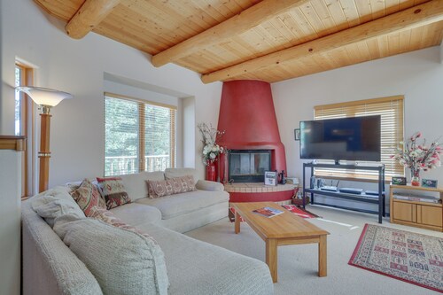 Serene Amalia Cabin w/ Deck & Mountain Views