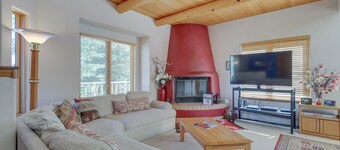 Serene Amalia Cabin w/ Deck & Mountain Views