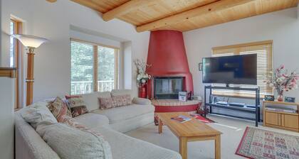 Serene Amalia Cabin w/ Deck & Mountain Views