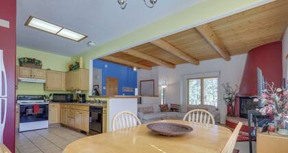Serene Amalia Cabin w/ Deck & Mountain Views