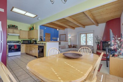 Serene Amalia Cabin w/ Deck & Mountain Views