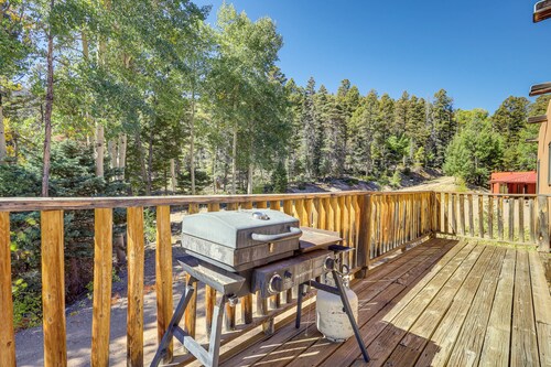 Serene Amalia Cabin w/ Deck & Mountain Views