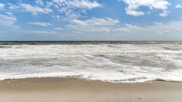 A beach with waves and a clear sky. - Fernandina Beach Paradise: Steps to Shore! (Fernandina Beach)