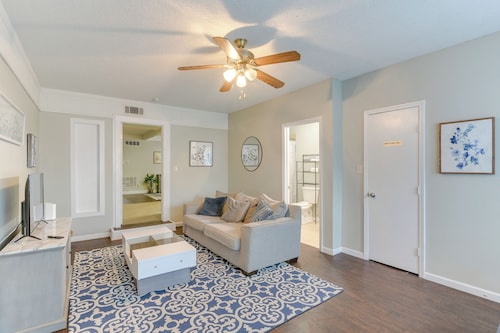 Walk to Beach: Galveston Vacation Rental!