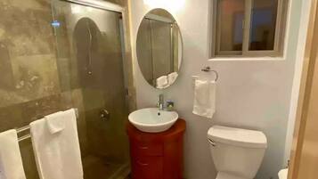 Dusche, Haartrockner, Handtücher, Seife