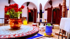 من حمّامات السباحة المغطاة