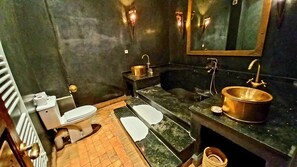 Junior Suite | Bathroom | Rainfall showerhead, hair dryer, towels, soap - Riad Rêve d'Antan REAL DREAM (Marrakech)