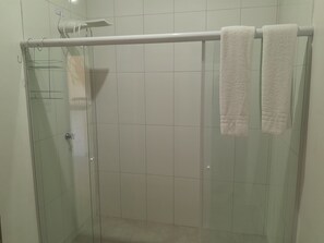 Asciugacapelli, asciugamani, sapone, carta igienica