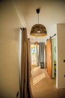 Caja de seguridad en la habitación y espacio para trabajar con laptop 