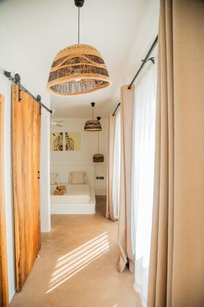 Deluxe tweepersoonskamer, uitzicht op zee | Een kluis op de kamer, een laptopwerkplek, verduisterende gordijnen