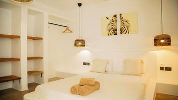 Deluxe dubbelrum - havsutsikt | Värdeförvaringsskåp på rummet och arbetsyta för laptop