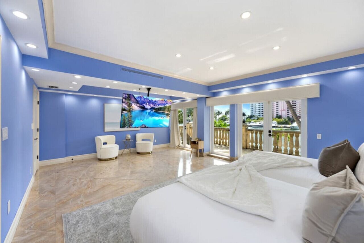 8 bedrooms, desk, iron/ironing board, travel crib